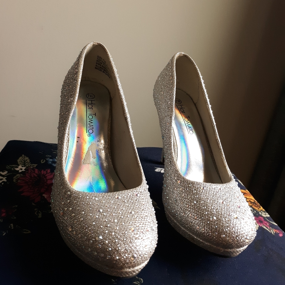 Silver Heels - Picture 2 of 4